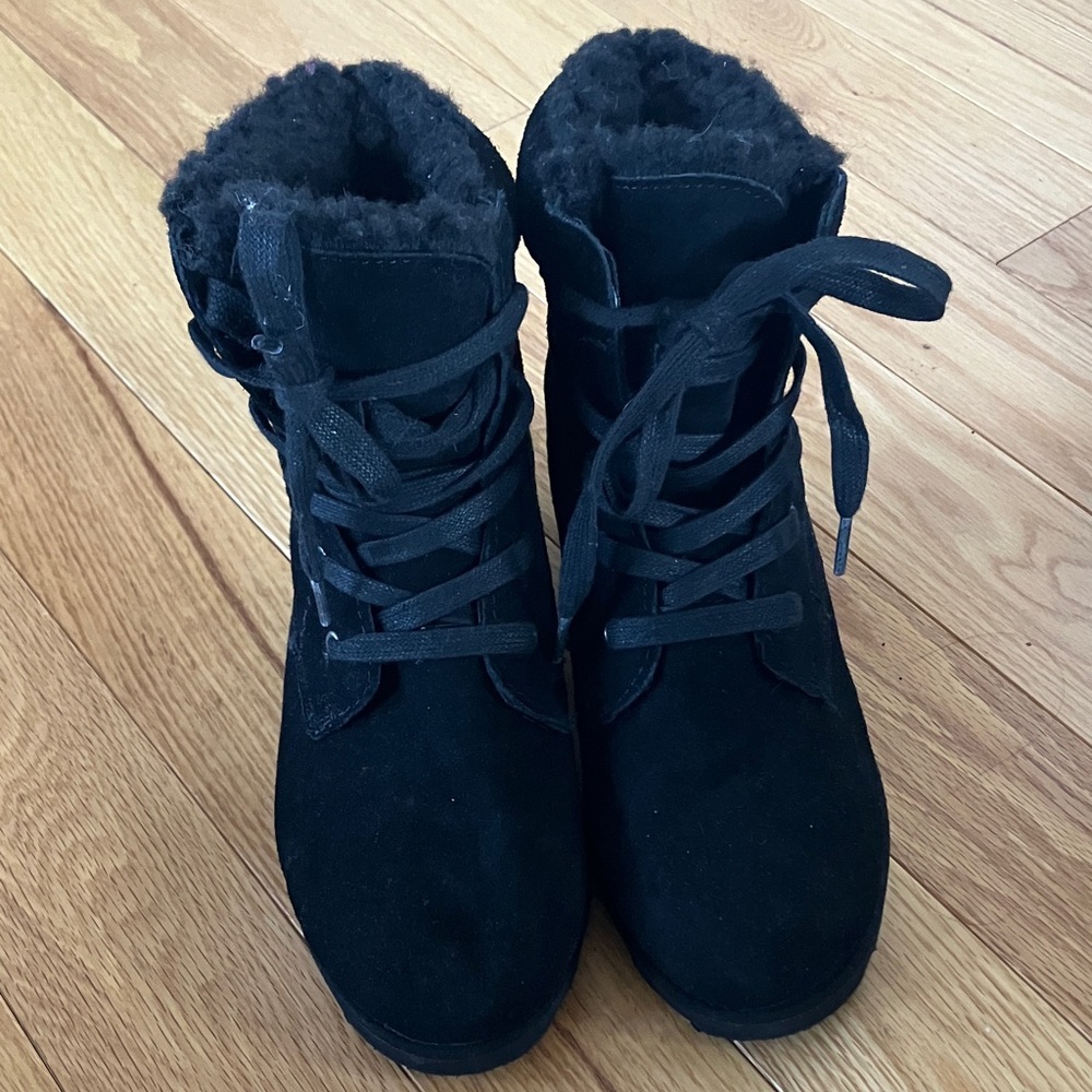 NWOT BearPaw Women's Black Lace-Up Wedges Boots
